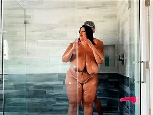 Latina BBW Suihkut ennen Syvää Porausta
