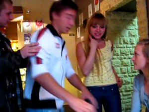 Zwei heiße Weiber ficken zwei Hengste