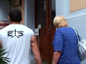 Upptäck den förbjudna längtan hos en 80-årig mormor med en söt