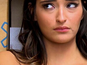 Shoplyfter Emily Willis bekommt eine Ladung Schwanz in den Mund. Emily