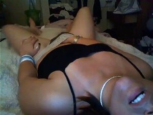 Amateurmädchen masturbiert unter dem Höschen