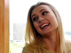  Die schöne blonde Süße Natalia Starr fickt die beste Freundin