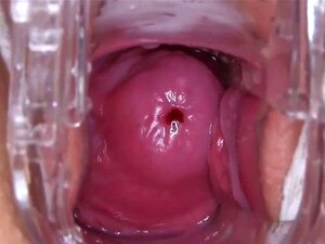 Die böse tschechische Nymphomanin spreizt ihren leckeren Honigtopf