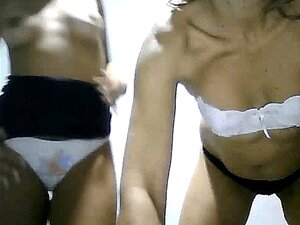 2 Напаљене Латино девојке лижу једна