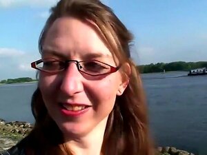 Hausfrau fickt ihren Boten #1
