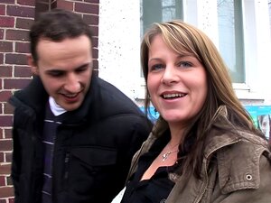 Katso, kuinka tämä söpö tyttö houkutellaan kadulla ja pannaan