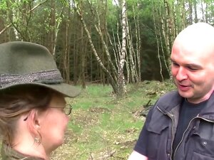 Deutsche alte Oma wird draußen von jüngerem Chap gefickt