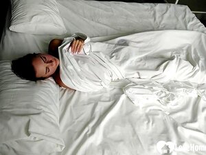 Schatje vingert haar slet in bed