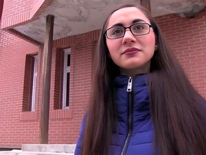 Öffentlicher Agent, frischer Russe mit Brille, fickt einen großen