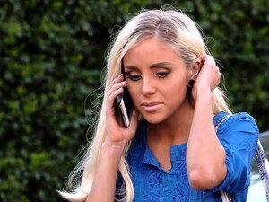 Dyked - Lesbische baas verleidt schat Naomi Woods