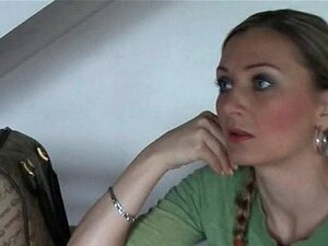 Geile MILF in Strumpfhosen wird mit verbundenen Augen gefesselt und