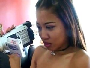 Bébé lesbienne filmant sa partie5. Bébé lesbienne filmant sa