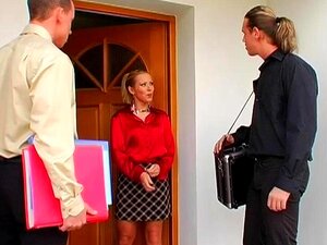 Schlampige Frauen treiben Schwänze in strengem, bekleideten xxx