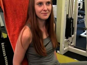 Diese heiße Rothaarige betrügt ihren Mann im Fitnessstudio, indem