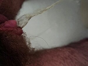 Im Stehen in die Wanne gepisst