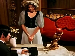 Unser Dienstmädchen ist in einem Vintage-Look gekleidet und sehnt