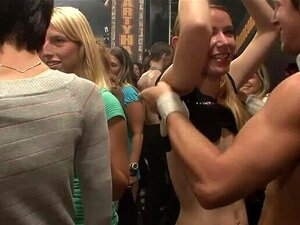 Süßes dunkles Mädchen mit heißem Amateurporno