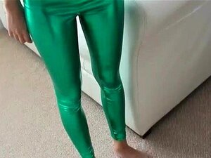 Heiße Sasha in glänzenden grünen PVC-Höschen