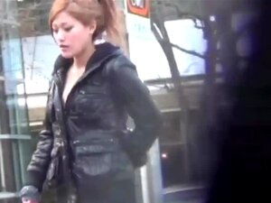 Echte japanische Babes werden von einem frechen Voyeur unter den Rock
