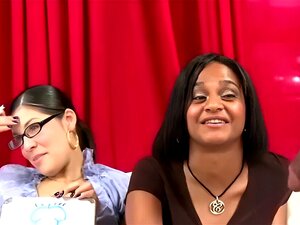 Gruppe von Femdom-Mädchen neckt CFNM-Typ, Film zeigt eine Gruppe von