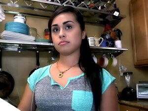  frisches Dienstmädchen braucht Geld für das college 