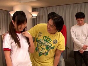 Musikalisch geneigte asiatische Süße bläst den Rekorder mit ihrer