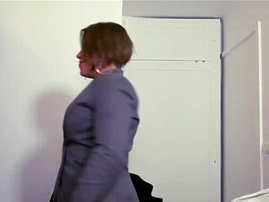 Myriam, sexy Buchhalterin, wird auf ihrem Schreibtisch in den Arsch