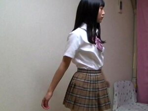 Japanisches Schulmädchen zieht sich komplett nackt aus