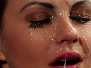 Sexy Centerfold bekommt einen Cumshot ins Gesicht und schluckt alles