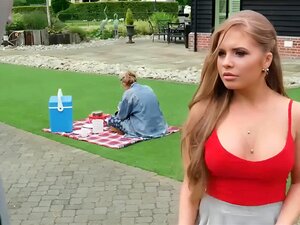 Lebende statue fickt schwanzhungrige Schlampe mit seinem riesigen