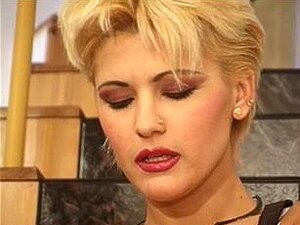 Blonde MILF benutzt eine Pumpe auf ihren rasierten Muschilippen,