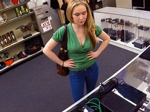 Hübsches blondes Babe verkauft ihre Sachen und wird von Bauernmann im