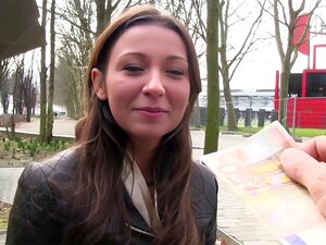 Typ hat sich im Park an eine sexy brünette Amateur-Babe gewandt und