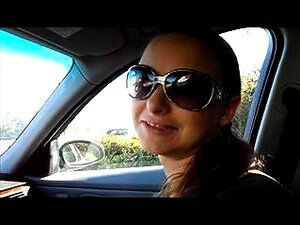 Schöne Freundin zeigt ihre oralen Talente im Auto