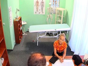 Dokter neukt slanke vrouw van zijn baas