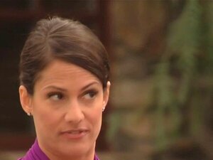 Heiße blonde Babe teilt einige heiße sexuelle Erfahrungen. Heiße