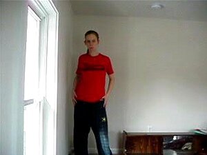 strippend zog sich die jung aussehende Minx aus, während ich sie vor