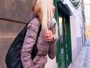 Die hübsche blonde Tschechin Karol wird für etwas Geld durchgefickt