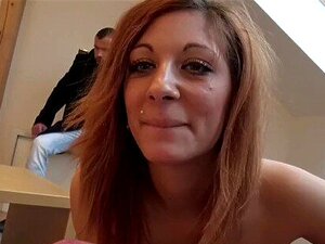 HUNT4K. Wütender Junge beobachtet, wie seine schmutzige Freundin ihn