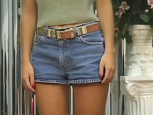 Brünette Schlampe zieht sich aus und öffnet ihre Muschi