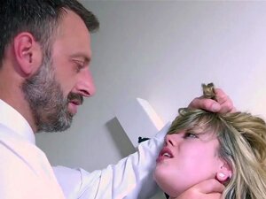 Unterwürfige englische Schlampe wird dominiert und mit Meister-Cum