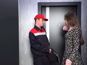 Teenager wird von ihrem Klempner gefickt