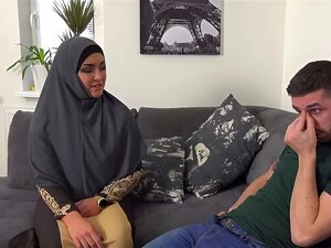 Faule muslimische Frau von Sofia, der Brünetten, diszipliniert
