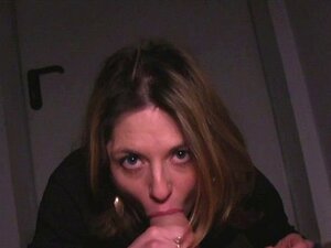 Une brune amateur suce une énorme bite en public