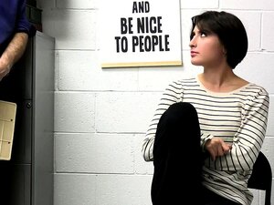 Ladenbeamter fickt Finger und fickt dann kleine Titten, süße