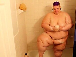 SSBBW Seifendusche. frische supergroße Fettseife so sexy unter der