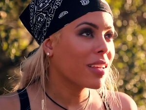 Luna Star wird von einem dreckigen Grenzpolizisten erwischt und