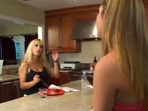 Frische Süße wird von geiler blonder Cougar verführt