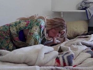 Uma madrasta carinhosa cavalga seu enteado doente para ajudá-lo a se