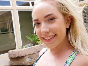 Tiny4K - Kurze blonde Amy Summers schüttelt ihren nassen Arsch